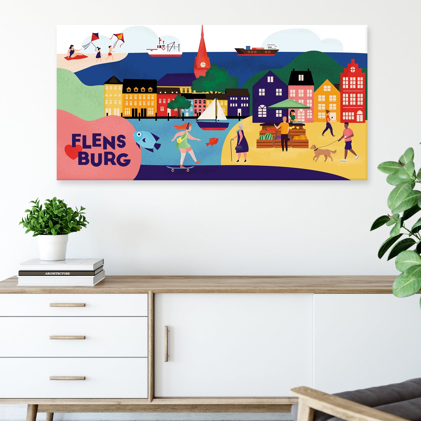 Modernes Flensburg Wandbild als farbenfrohe Dekoration über einem Sofa im Wohnzimmer.