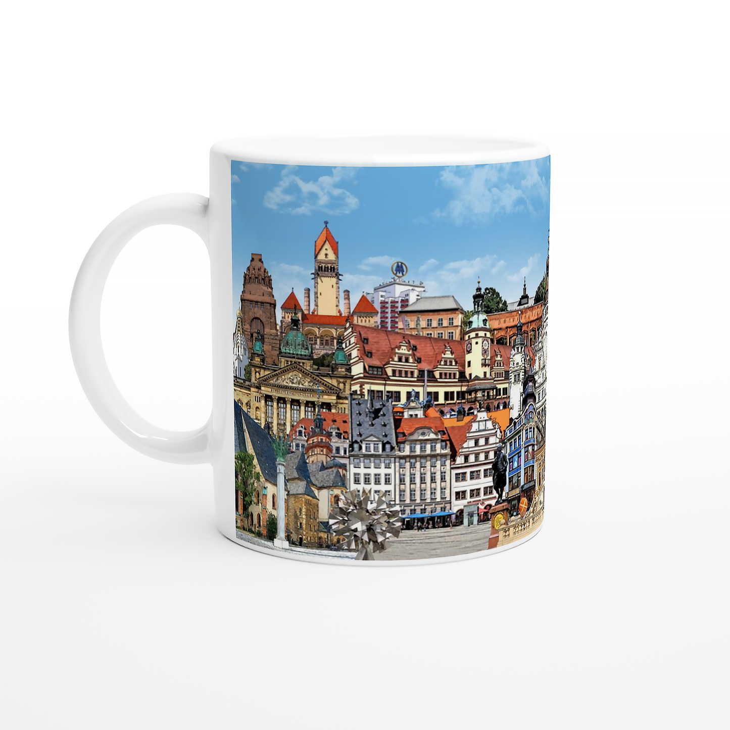 Leipzig Kaffeetasse mit Skyline-Motiv steht einsatzbereit auf einem modernen Schreibtisch im Büro.
