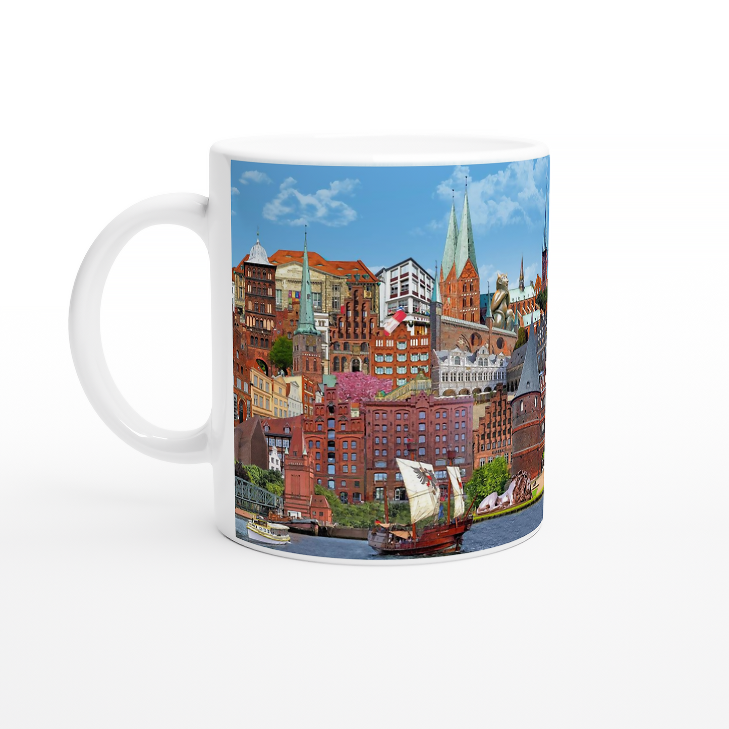 Nahaufnahme der Lübeck Tasse mit Holstentor und Segelschiff