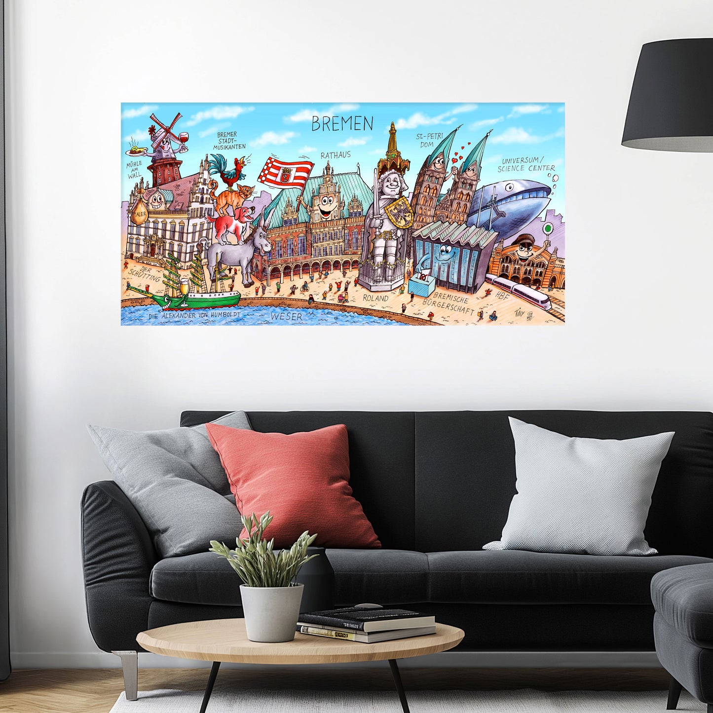 Jacques Tilly Bremen Stadtbild als Acrylbild mit Alu-Rückrahmen über einem schwarzen Sofa mit einem roten und zwei grauen Kissen und einem runden Couchtisch aus Holz davor.
